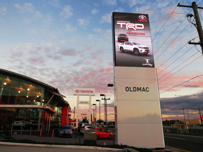 Oldmac Toyota digital pylon